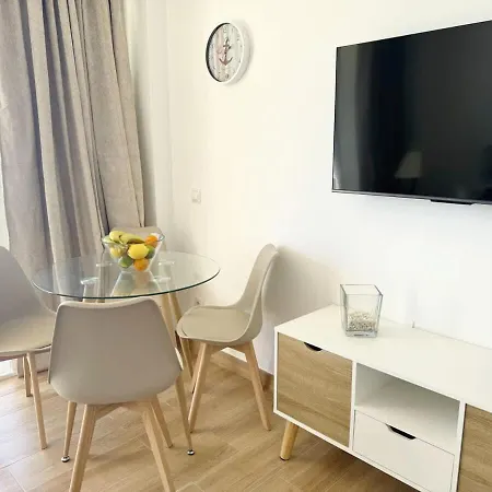 Beachfront 1-bed With Stunning Views Apartamento